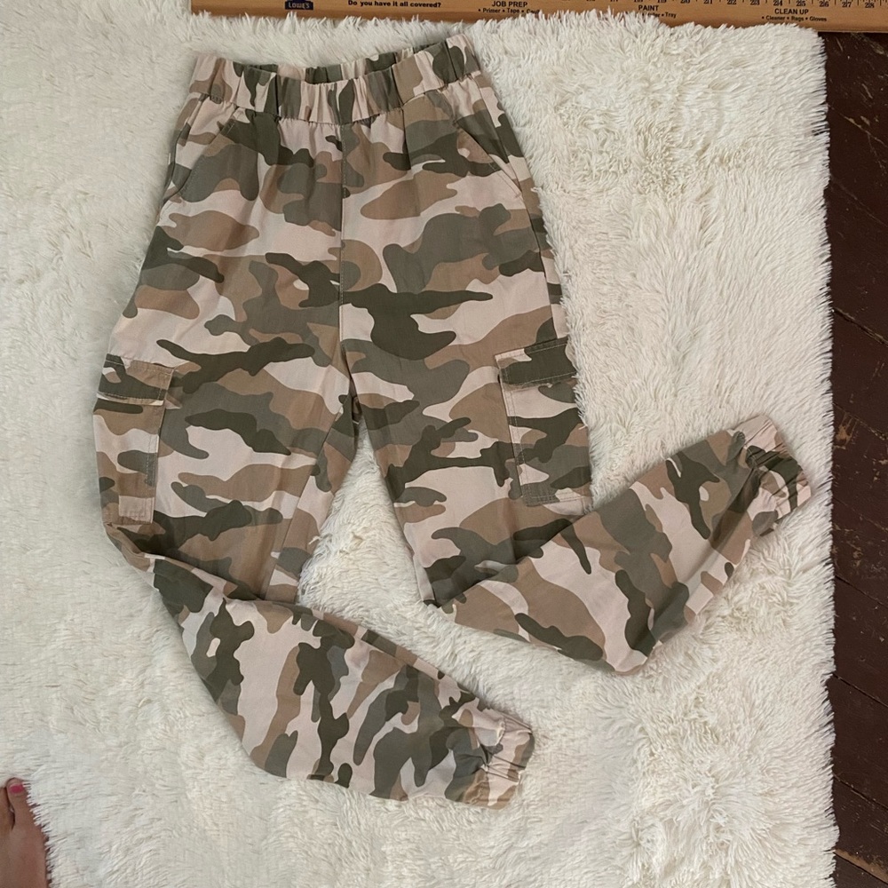 Divided H&M camouflage cargo pants size 2